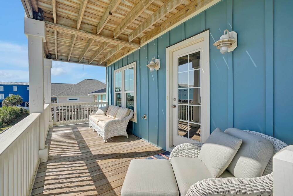 Oak Island Escape w/ Saltwater Pool, Walk to Beach