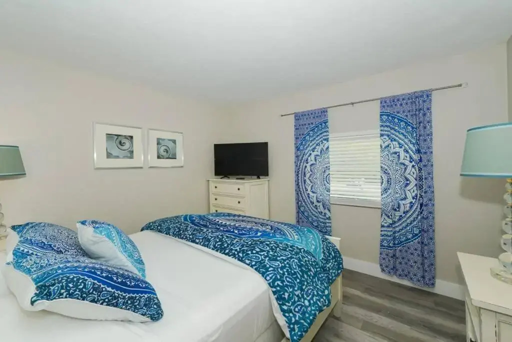Siesta Key Village-Suite #3: A Block to the Beach
