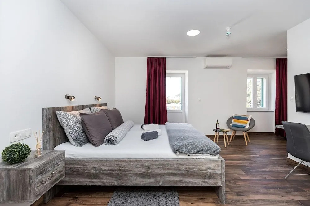 Apinelo Port Rooms