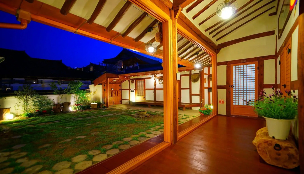 Hanulgiwa Hanok Stay