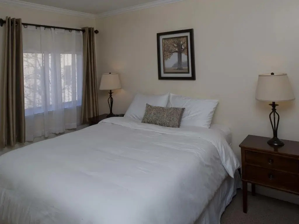 Duke's 8th Avenue Hotel