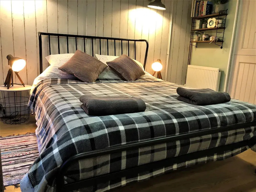 Unique 1+ bed Cabin, Parking and Private Garden