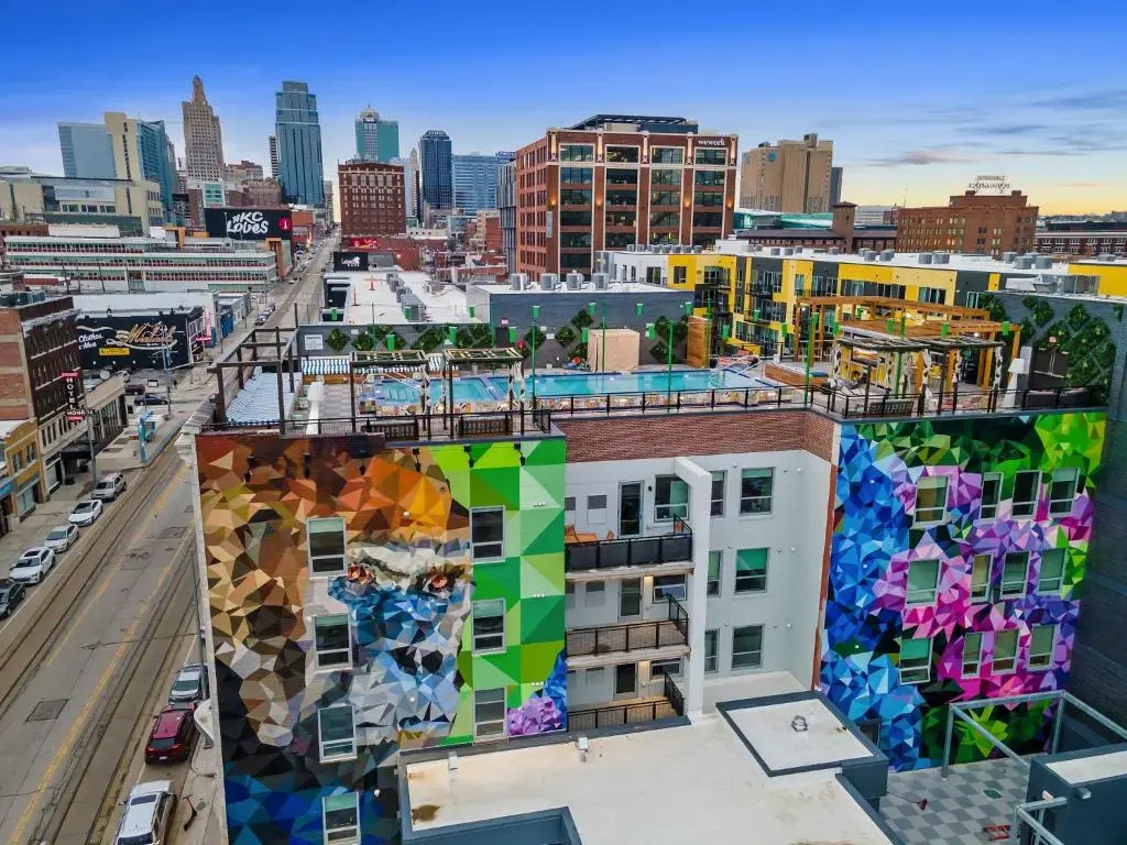 Relaxing Couples Getaway Heart of Crossroads Art District 333