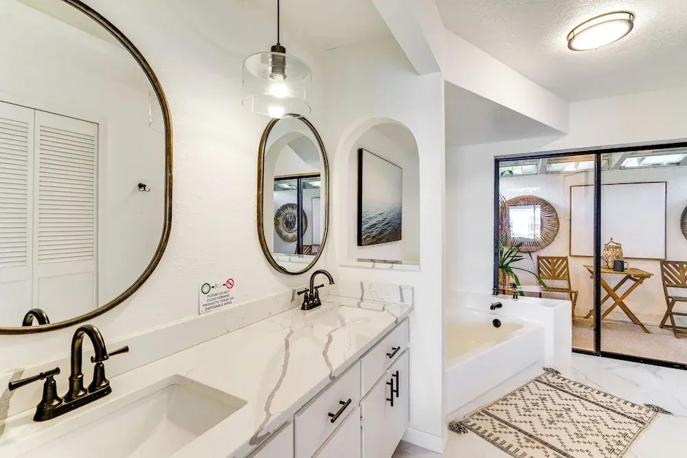 Group Getaway: Luxe Lakeside Gem in Port Charlotte