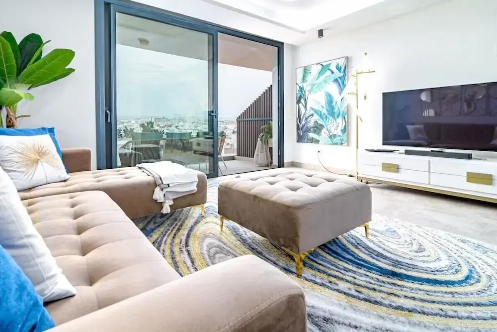 Inf2.5e- Tastefully Furnished Flat, Estepona Cente