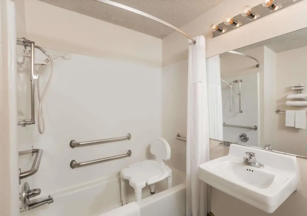 Howard Johnson by Wyndham Wichita Airport