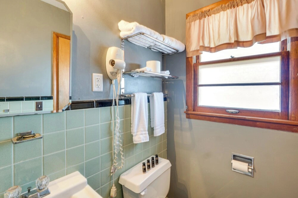 Unit 4 On the Strip! Lake Ozark Gem w/ Pool Access