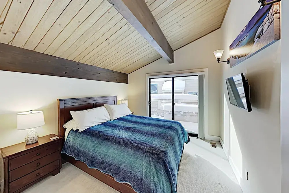 Stylish Forest Pines Beach & Ski Getaway townhouse
