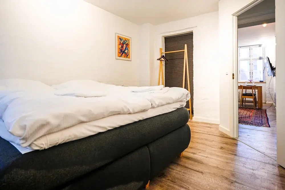Lake - Pleasant 2-bdr Apt in City Center