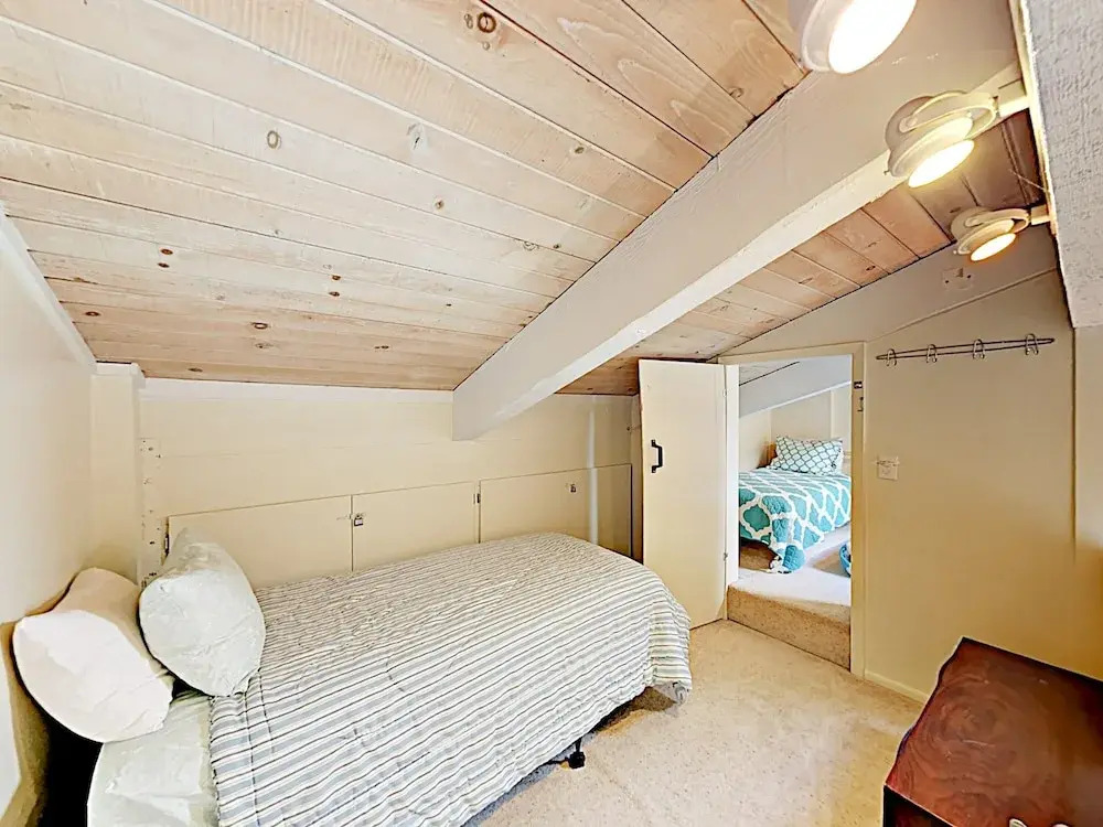 New Listing! Stylish 3-Story Condo Near Ski Resorts Condo