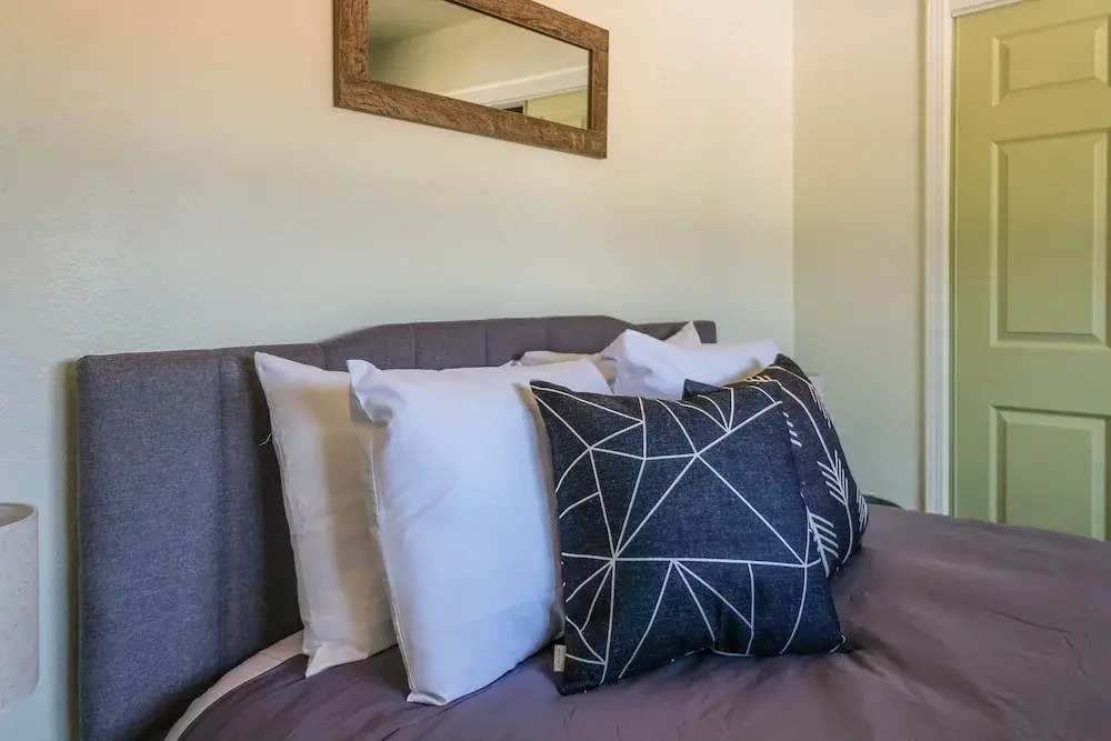 1 BR & 2 BR Apt w Pool & Gym by Frontdesk