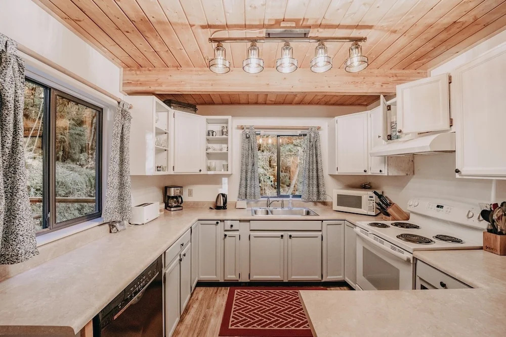 43sl - Hot Tub - Pets Ok - Bbq - Wifi 3 Bedroom Cabin by Redawning