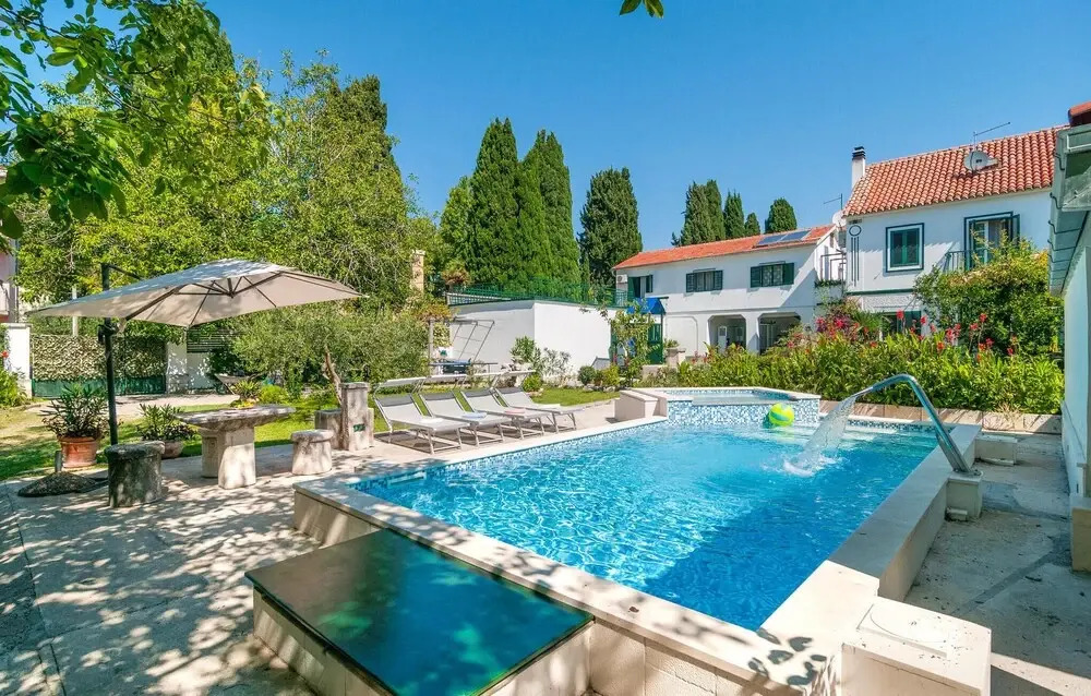 Awesome Home in Kastel Luksic With Sauna, Wifi and 6 Bedrooms