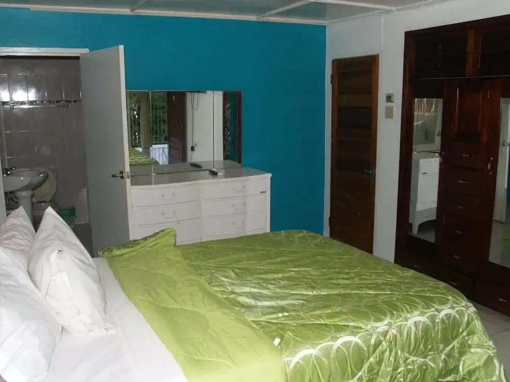 9 bed Villa Montego 10 Minute Walk to the Beach