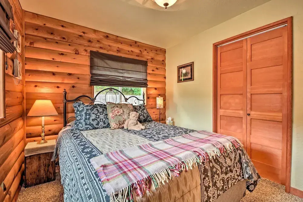 Gold Beach Apartment w/ Activities - 2 Mi to Ocean