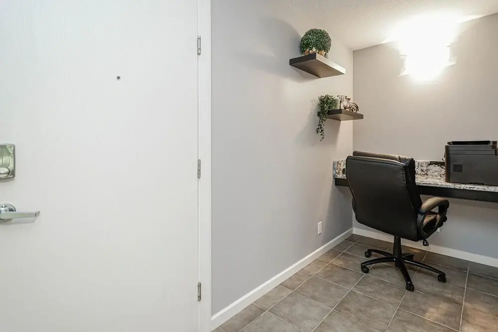 Beautiful 1bd Condo Patio Gym Parking Location