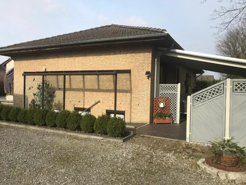 Ingrids Ferienwohnung am Sportpark mit Terrasse und großen Parkplatz für Fahrzeuge bis 7,5 t