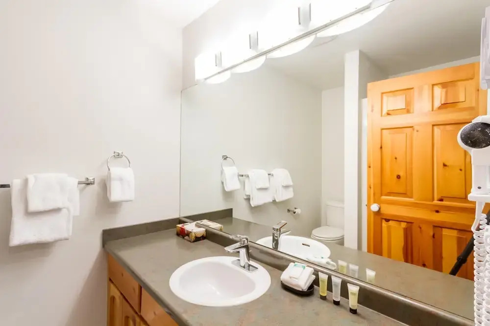 Fabulous Location Private Hot Tub, NO Car Needed, Sleeps 8