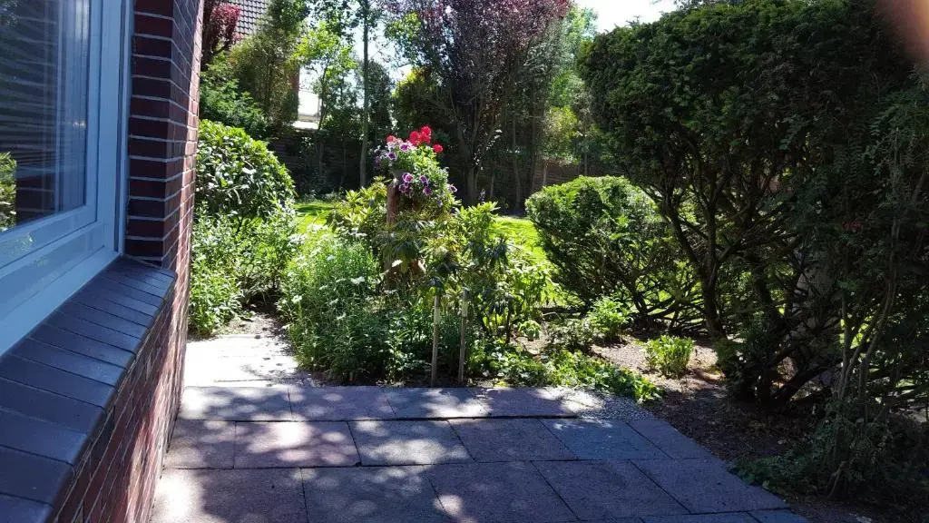 Wohnung 1 mit überdachte Terrasse zum Garten Nähe Strand und Hafen Bensersiel