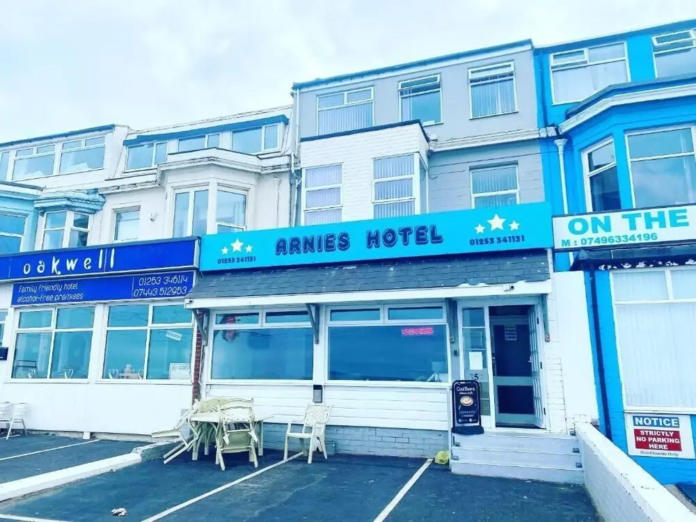 Arnies Hotel