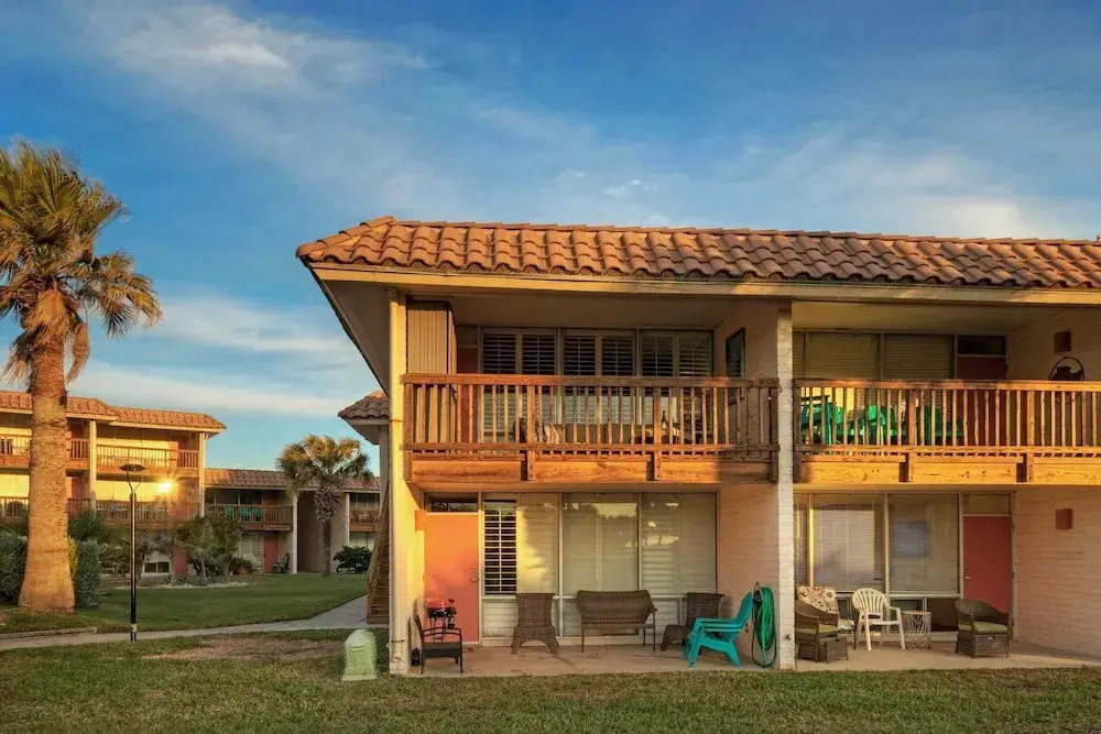 Pour Me a Vacation Mins to Beach, Community Pool+tennis Court, Private Balcony