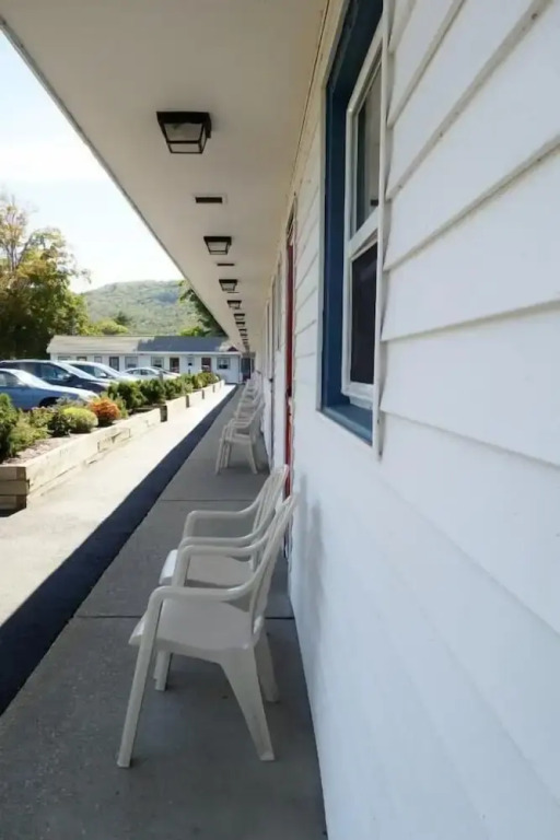 Monument Mountain Motel