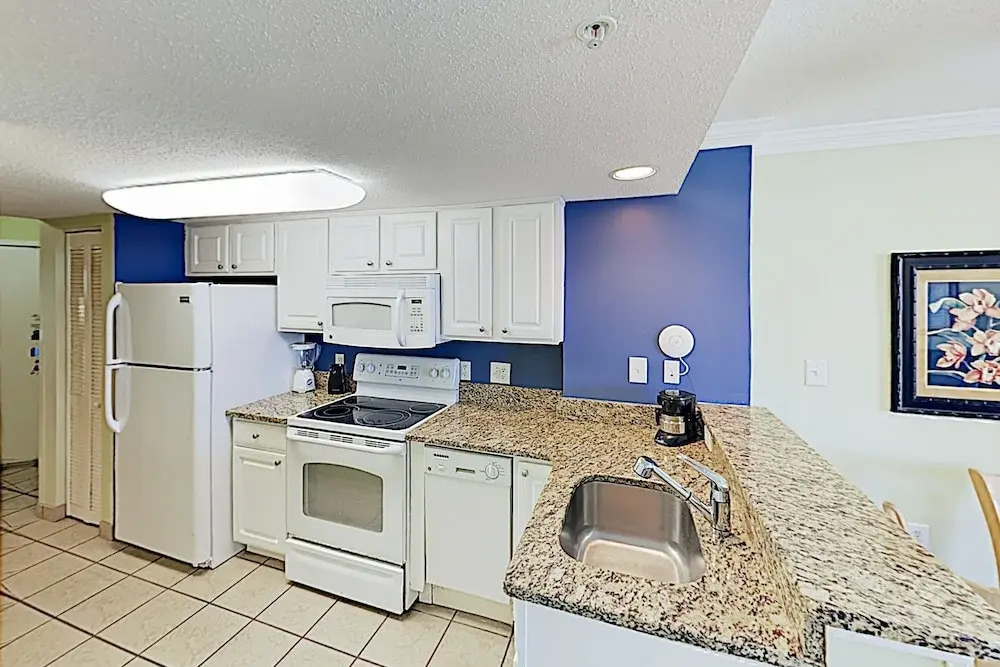New Listing! Oceanfront W/ Balcony & Pools 1 Bedroom Condo