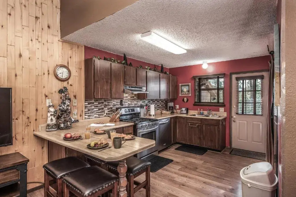 Fox Hollow Condo #08, 2 Bedrooms, Sleeps 6, Wood Stove, Barbecue