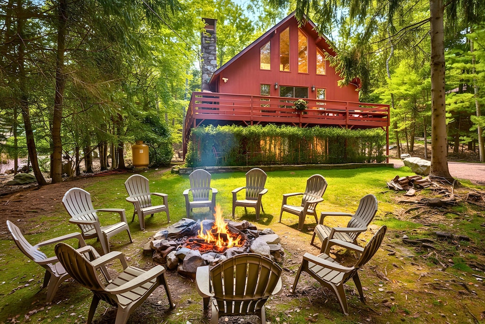 Poconos Speakeasy Hot Tub Dog-friendly Near Ski