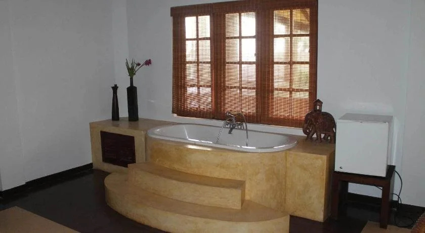 Solomon Beach Hotel