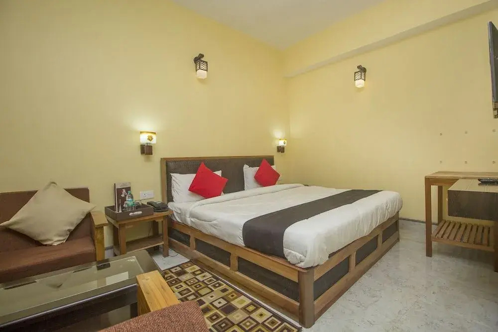Townhouse OAK Hotel Regal Residency
