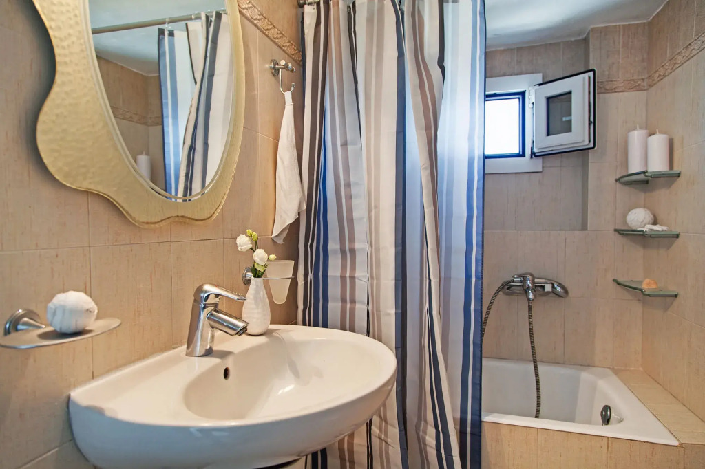 Airth Santorini Suites