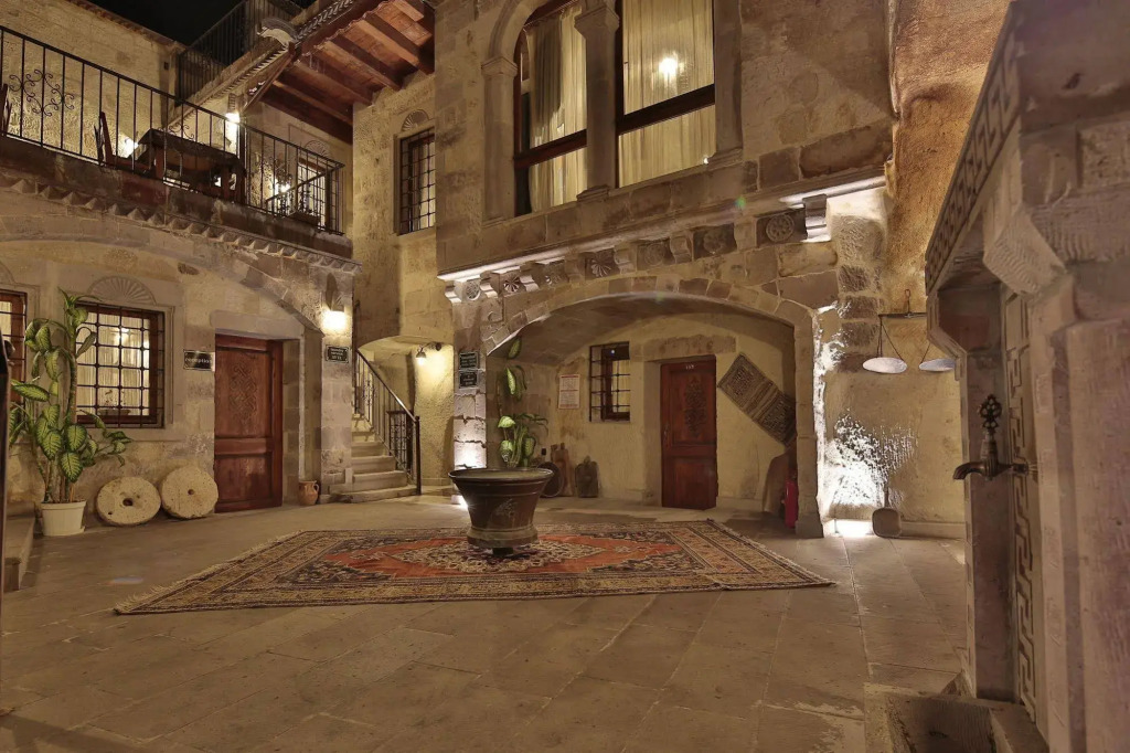 Explorer Cave Hotel