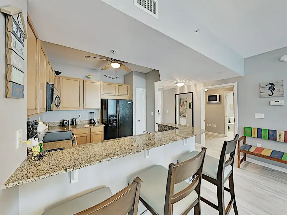 Relax At The Palms. 3rd Floor Pool View 2 Bedroom Condo