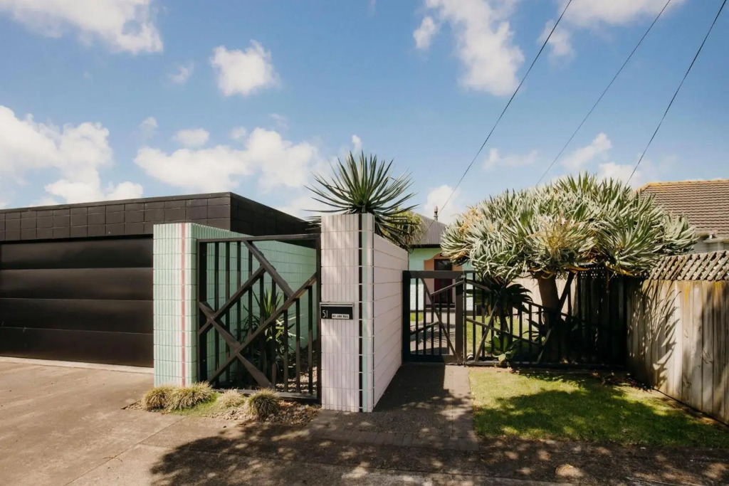 Fun Times in Fitzroy - eclectic bungalow by beach