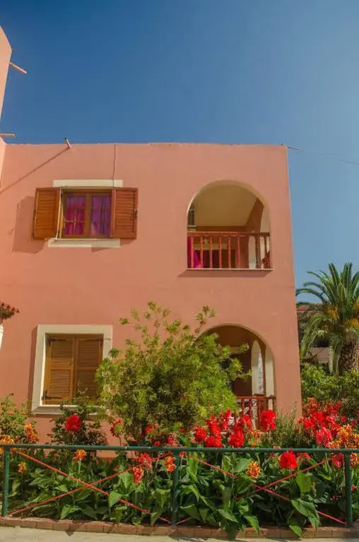 Yannas Apartments