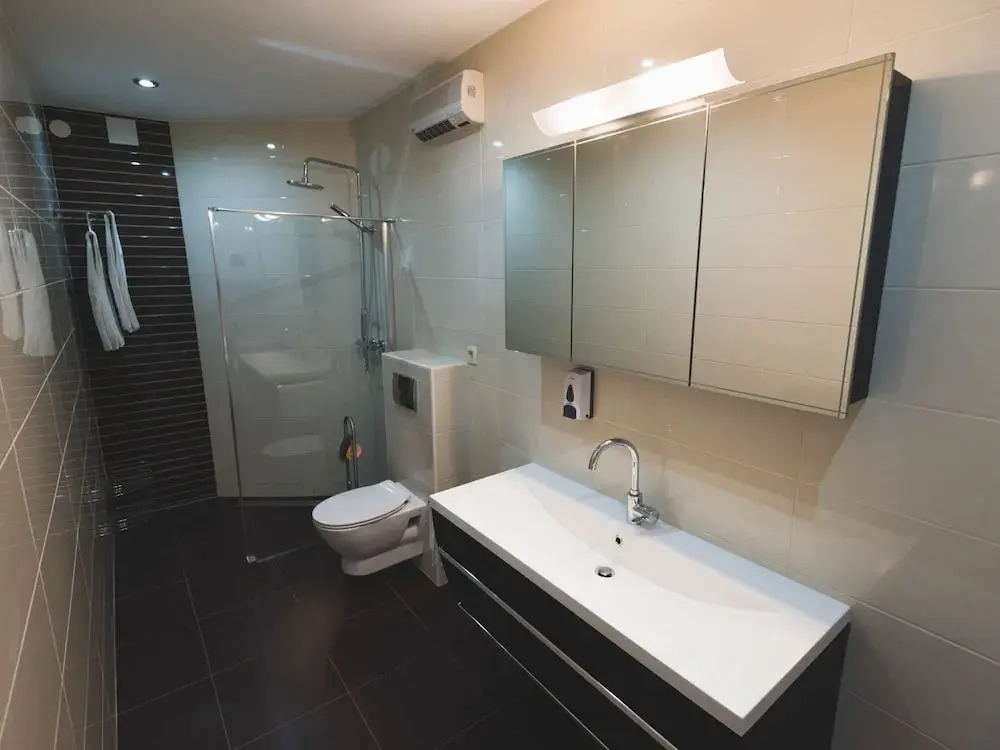 New, Modern & Comfortable, Central yet Quiet, Short Walk to old Town and Beach