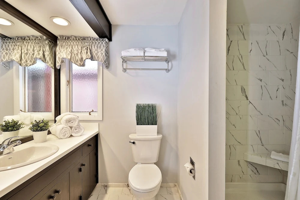 The Birch Ridge: Lace Room #3 - Queen Suite In Renovated Killington Lodge. Hot Tubs. 1 Bedroom Home