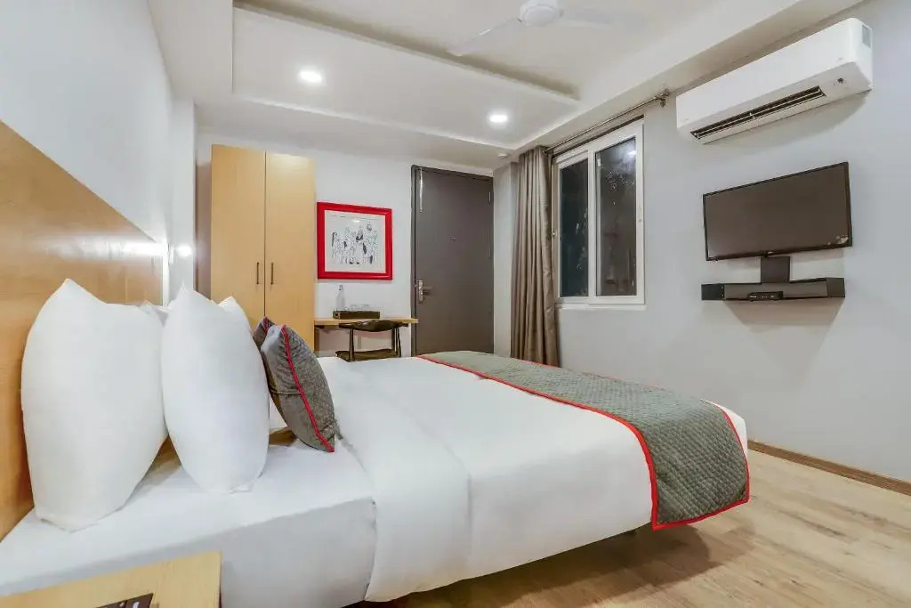 OYO Townhouse 493 Hotel Tel One Stay Near Omaxe Celebration Mall