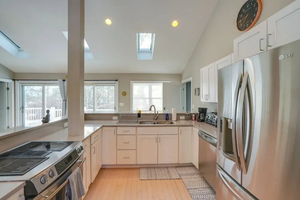 6 Mi to Tanglewood! High-end Lee Apartment