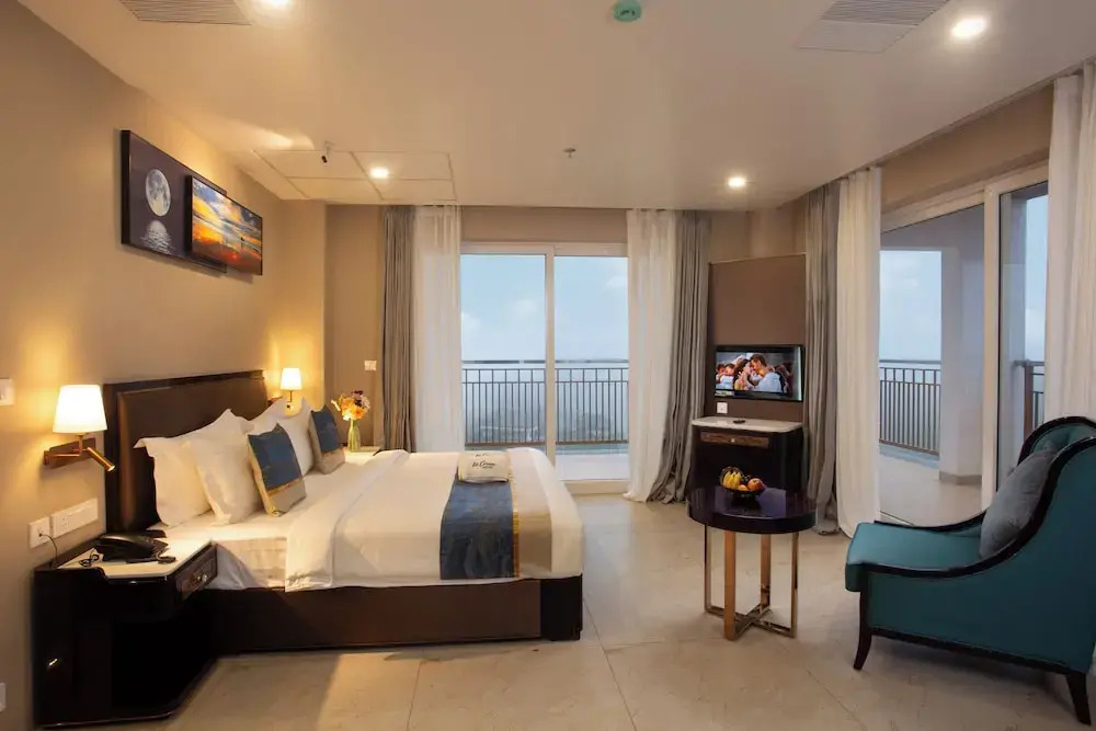 Le Crown Hotel