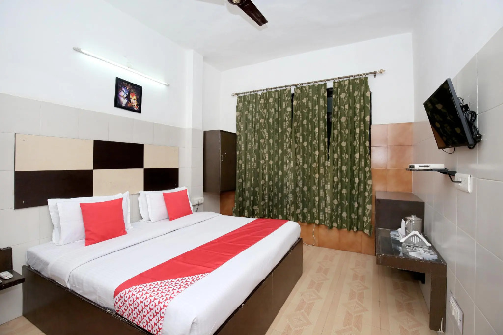 Collection O 12986 The Red Hotel