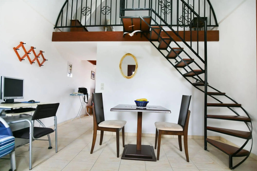 Birds Villa Apartments with Heated Pool - Including Car and Breakfast