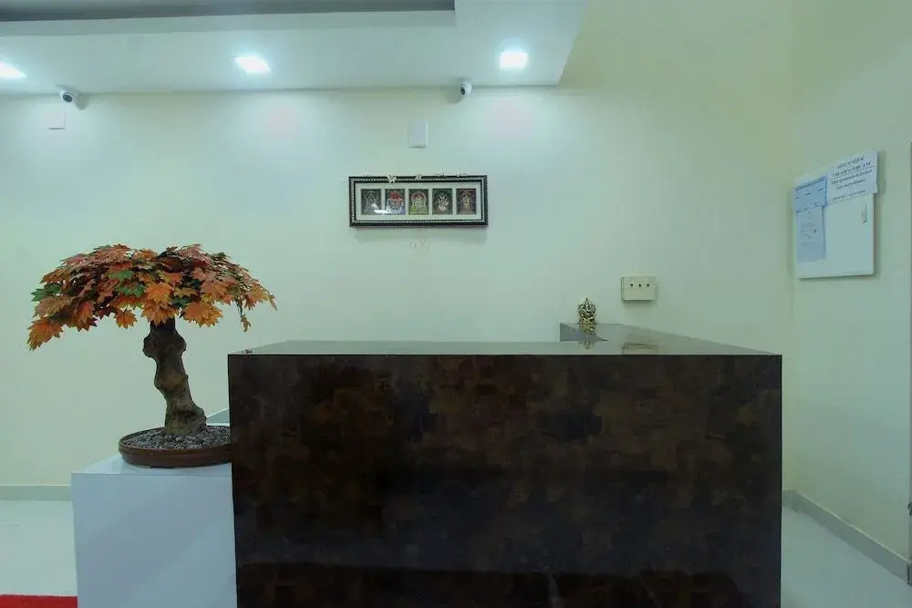 Oyo 26193 Hotel Maple Suites