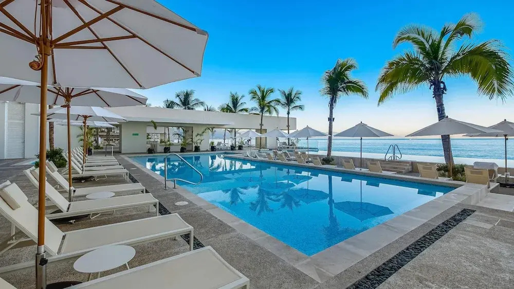 Stunning Beachfront Condo - Sea Views