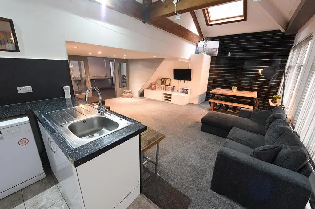 Penthouse Warehouse Slps 18 (61)
