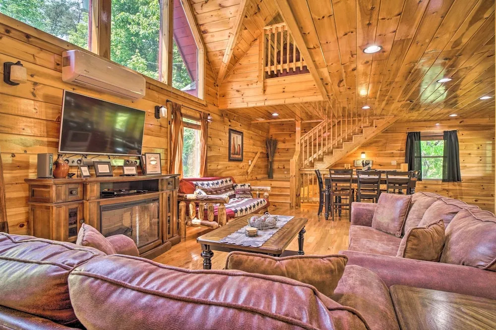 Saltwater Pool & Mtn-view Deck: Pigeon Forge Cabin