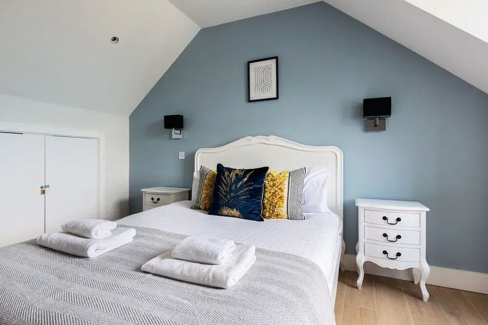 Elegant 2 Bed Flat with Balcony in Finchley