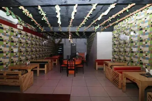 OYO 28090 Cocktail Hotel