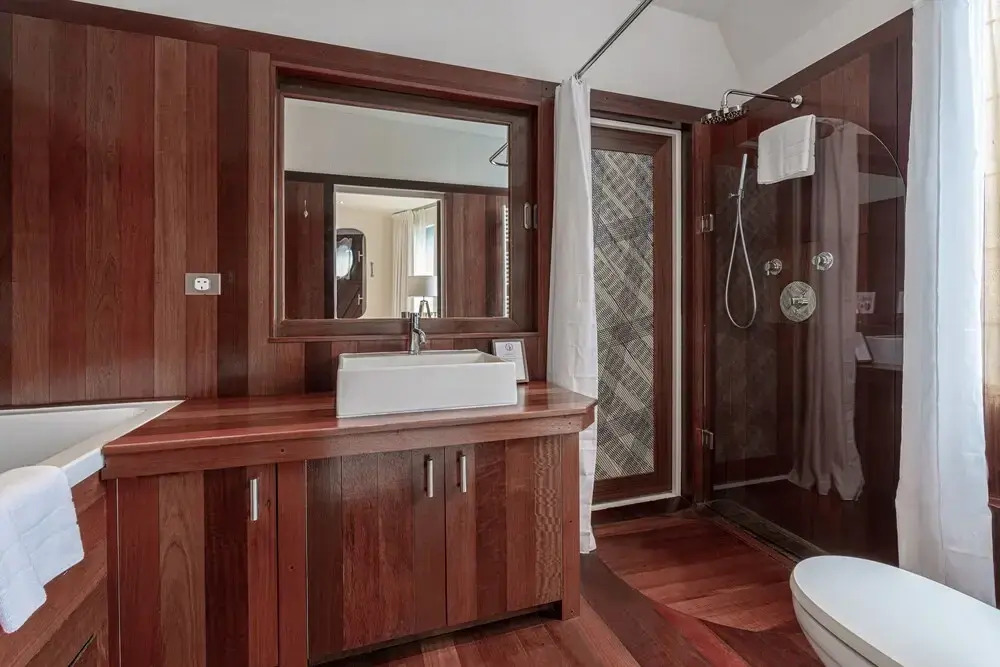 JOIVY Stunning 5-Bed Boathouse On The River Thames